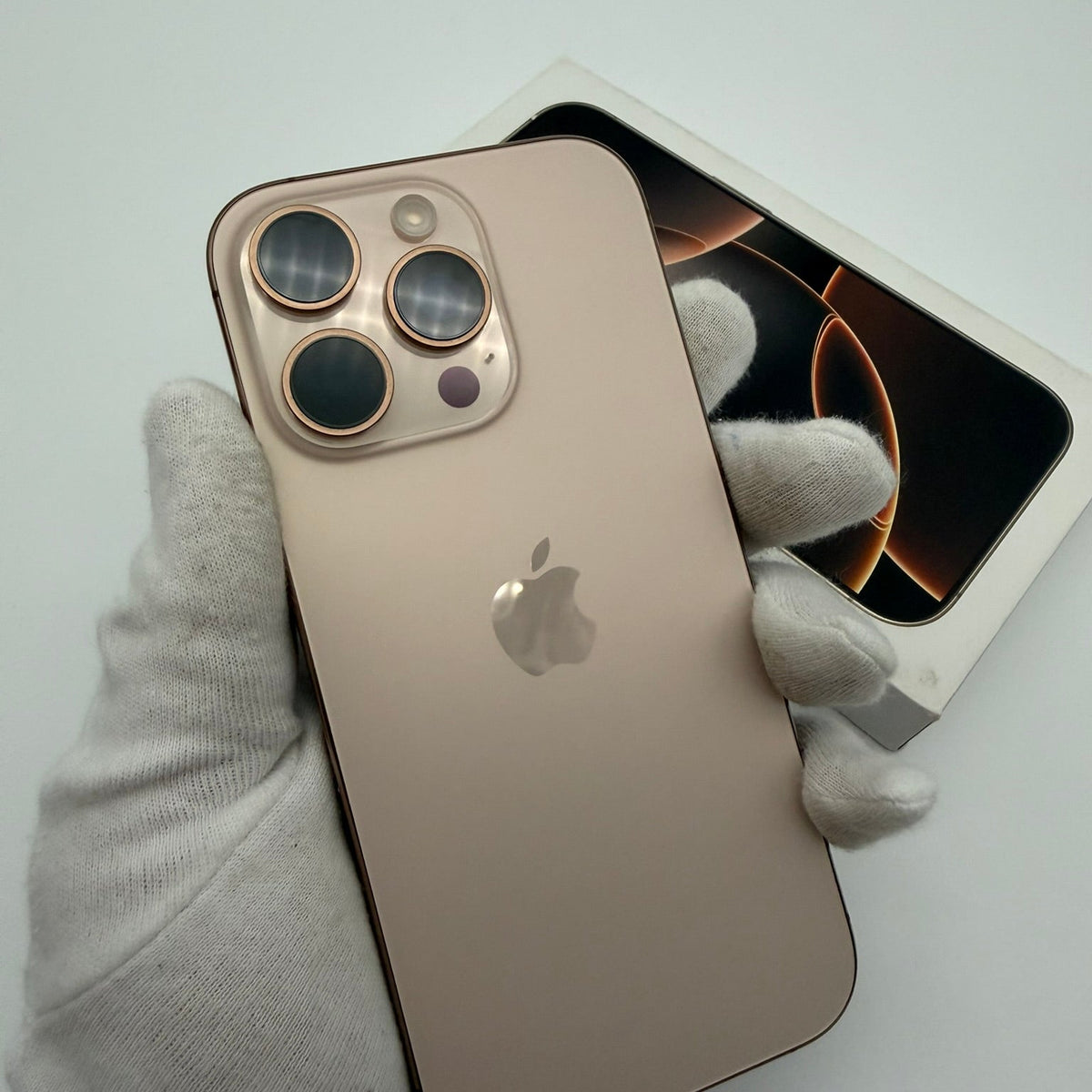 Apple iPhone 16 Pro 256 GB Titan Wüstensand – gebraucht, mit OVP und Ladekabel
