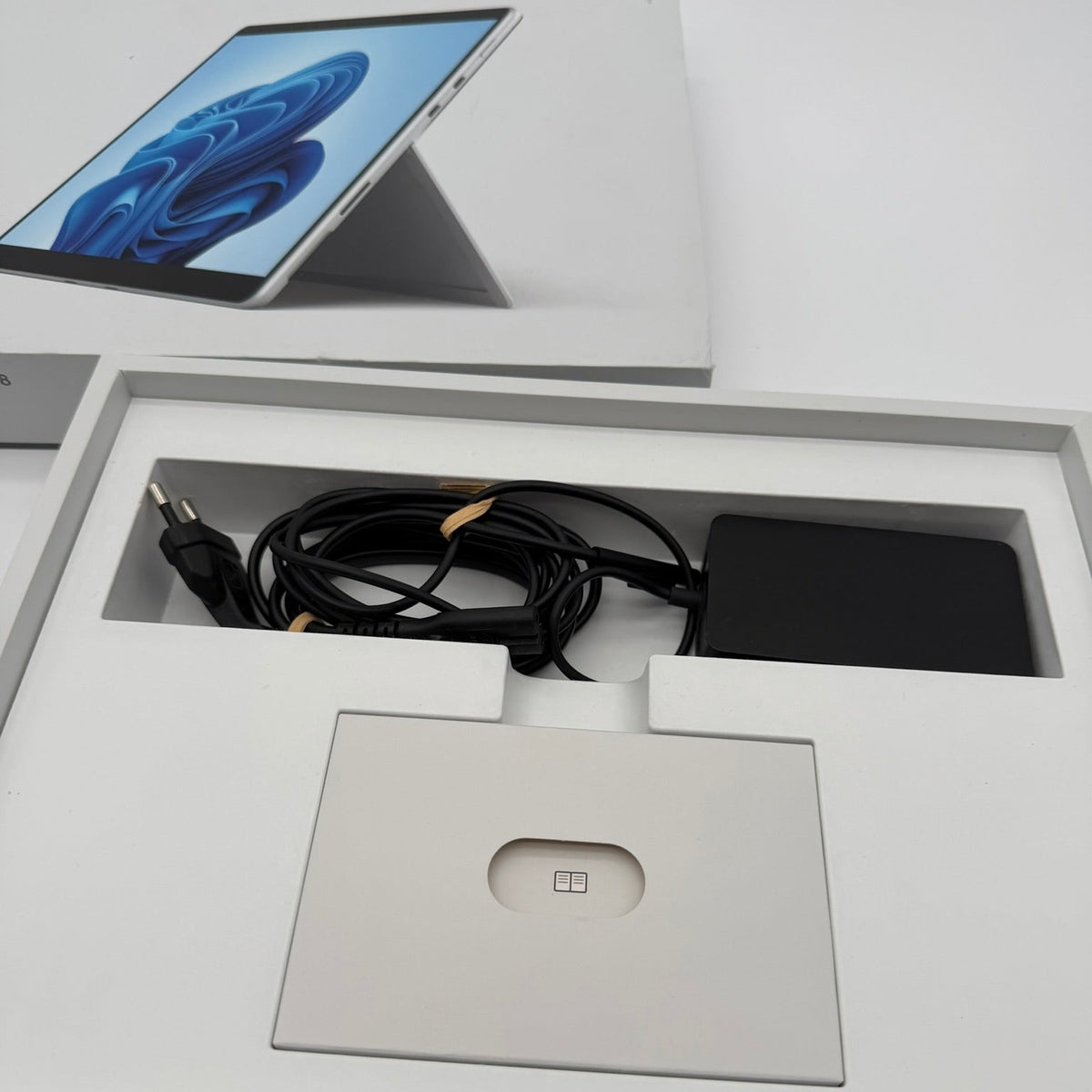 Microsoft Surface Pro 8 i5 8GB RAM 256GB SSD 13″ Platin – mit OVP
