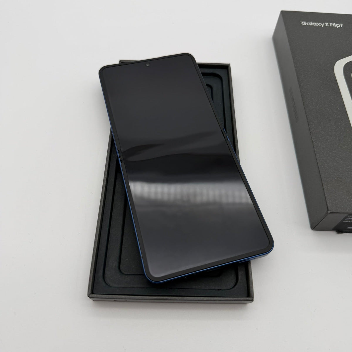 Samsung Galaxy Z Flip7 256 GB Blue Shadow 12 GB RAM – Top Zustand mit OVP
