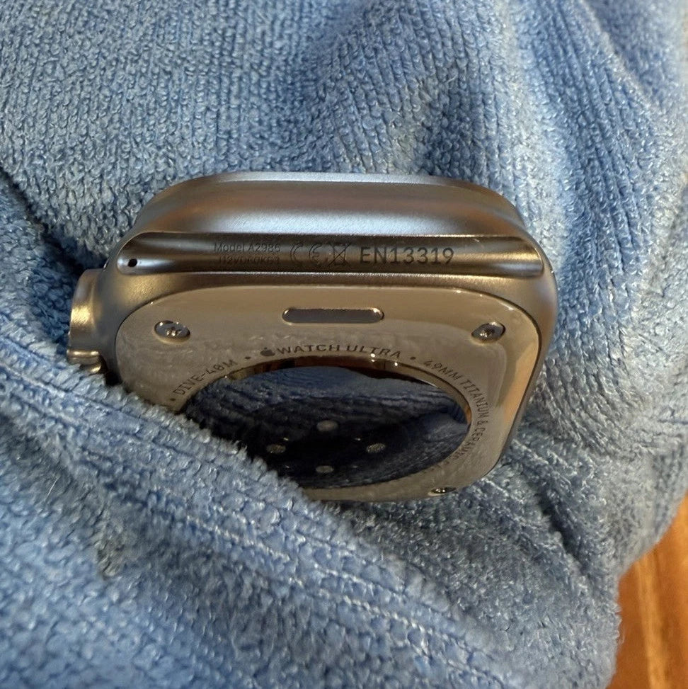 Apple Watch Ultra 2 49 mm Titan Natur GPS + Cellular mit Band & Ladekabel